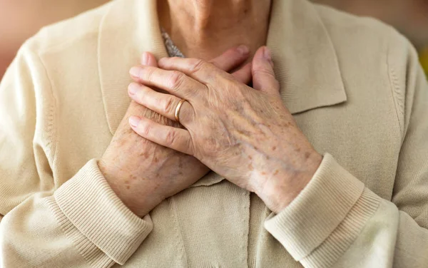 患有胸痛的老年妇女 — 图库照片