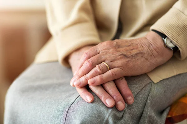 Gerimpelde Handen Van Een Oudere Vrouw — Stockfoto