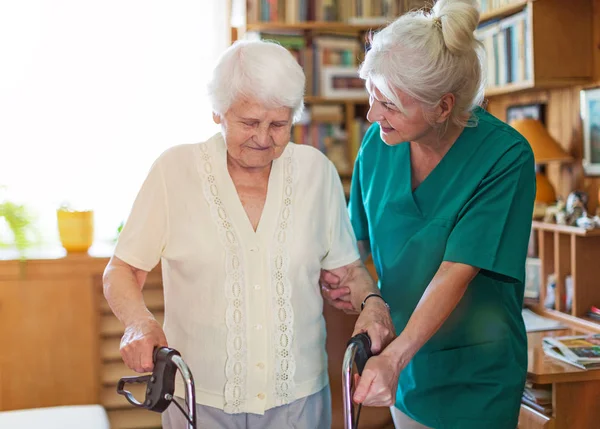 Senior Vrouw Met Haar Vrouwelijke Verzorger — Stockfoto