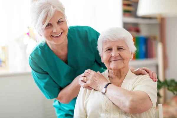 Senior Kvinna Med Sin Kvinnliga Vårdgivare — Stockfoto