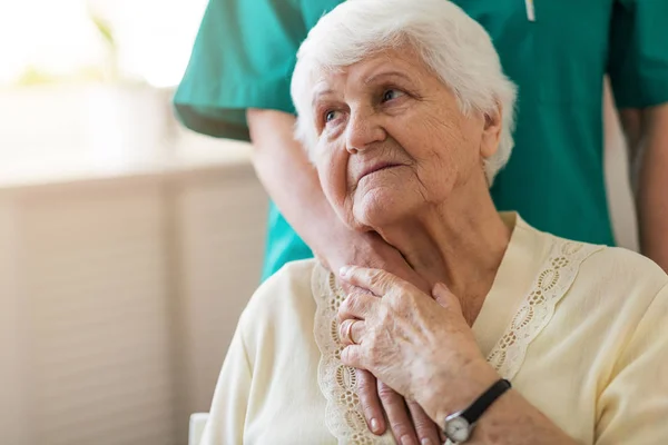 Senior Vrouw Met Haar Vrouwelijke Verzorger — Stockfoto