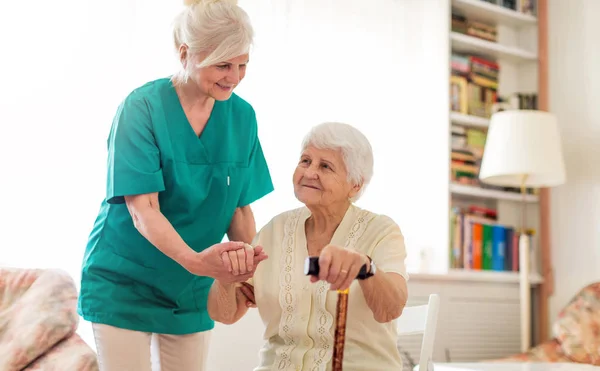 Senior Kvinna Med Sin Kvinnliga Vårdgivare — Stockfoto