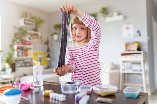 Liten Flicka Som Gör Hemlagad Slem Leksak — Stockfoto