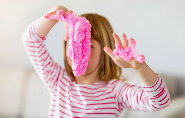 小女孩做自制的粘液玩具 — 图库照片