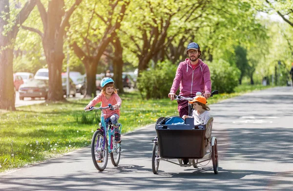 Padre Hijas Teniendo Paseo Con Bicicleta Carga Durante Primavera — Foto de Stock