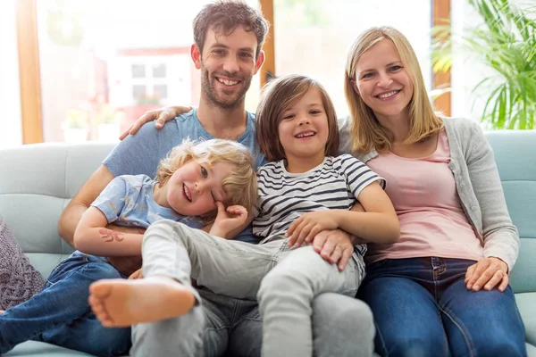 Familia Joven Feliz Con Dos Hijos Casa — Foto de Stock