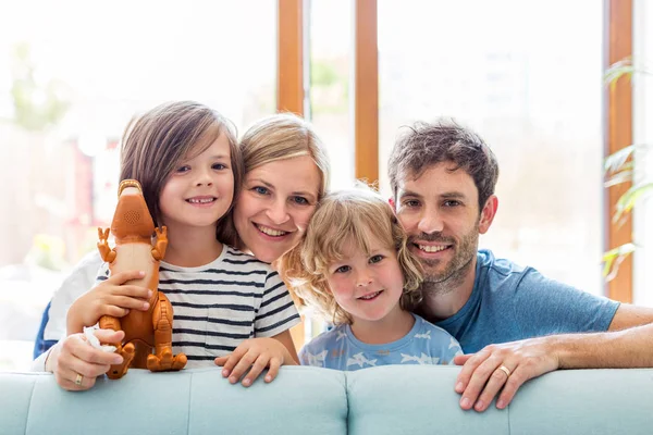 Evde Iki Çocuklu Mutlu Genç Aile — Stok fotoğraf