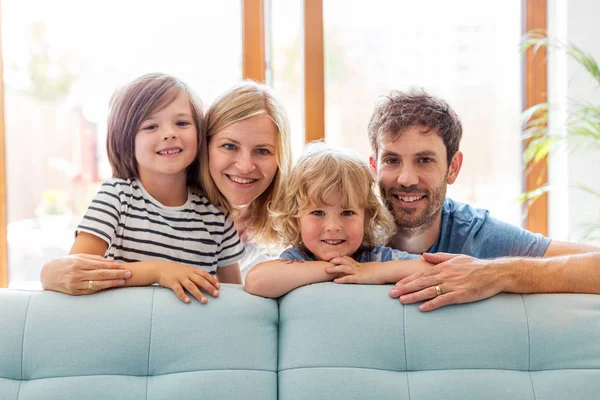 Jovem Família Feliz Com Duas Crianças Casa — Fotografia de Stock