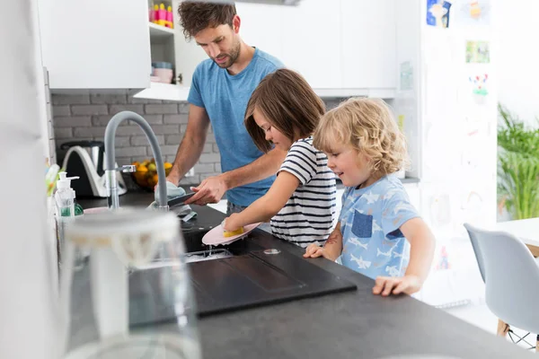 Παιδιά Βοηθούν Τον Πατέρα Στην Κουζίνα — Φωτογραφία Αρχείου