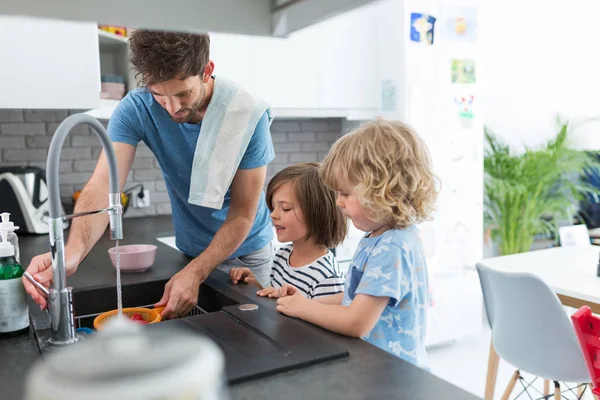 Kinderen Helpen Vader Keuken — Stockfoto