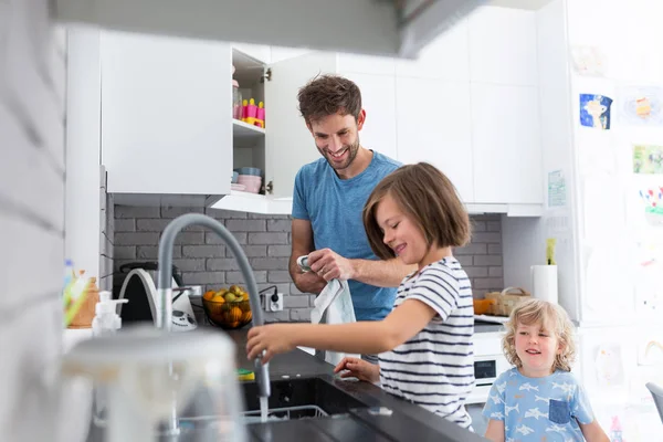 Niños Ayudando Padre Cocina — Foto de Stock