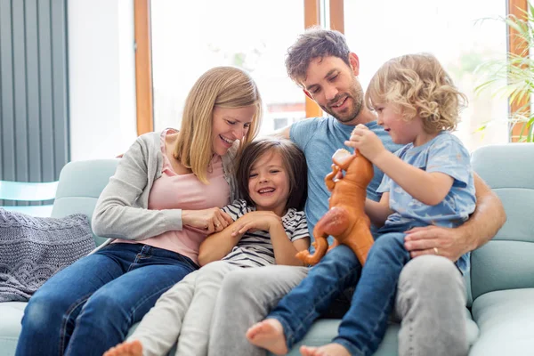 Familia Joven Feliz Con Dos Hijos Casa — Foto de Stock