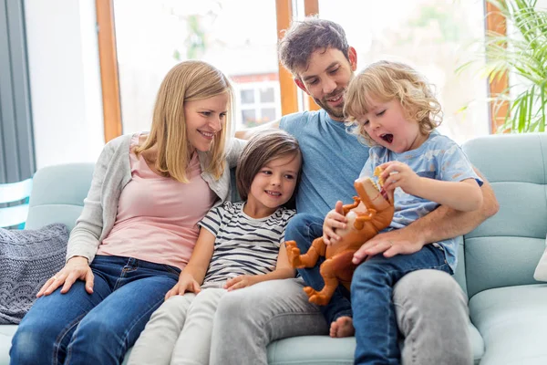 Evde Iki Çocuklu Mutlu Genç Aile — Stok fotoğraf