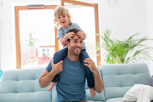 Vader Speelt Thuis Met Zijn Zoontje — Stockfoto