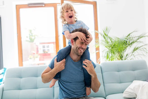 Père Jouant Avec Son Petit Fils Maison — Photo