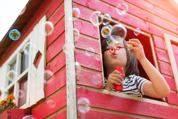 Fiú Buborékokat Fúj Egy Fából Készült Játszóházban — Stock Fotó