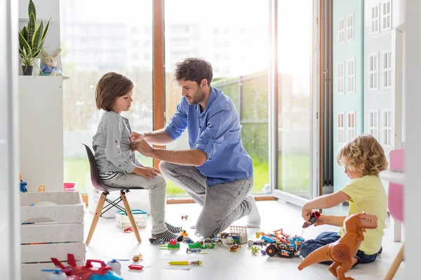 Papai Está Ajudando Filho Vestir — Fotografia de Stock