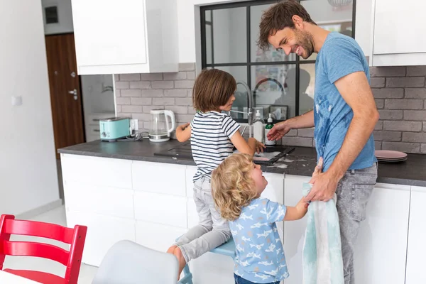Crianças Ajudando Pai Cozinha — Fotografia de Stock