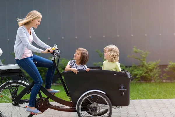 Mère Les Enfants Ayant Une Balade Avec Vélo Cargo — Photo