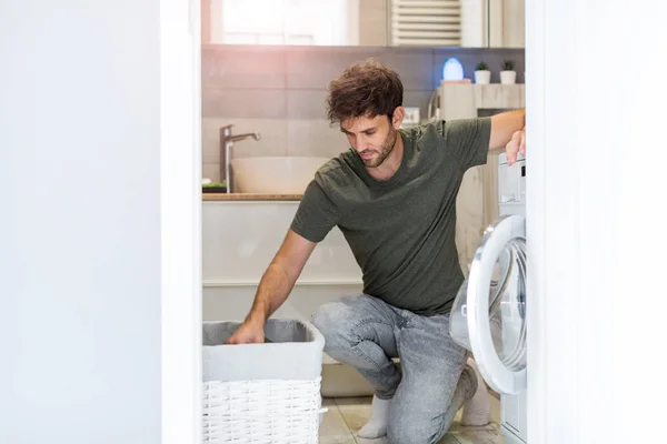 Homem Colocando Sua Roupa Uma Máquina Lavar — Fotografia de Stock