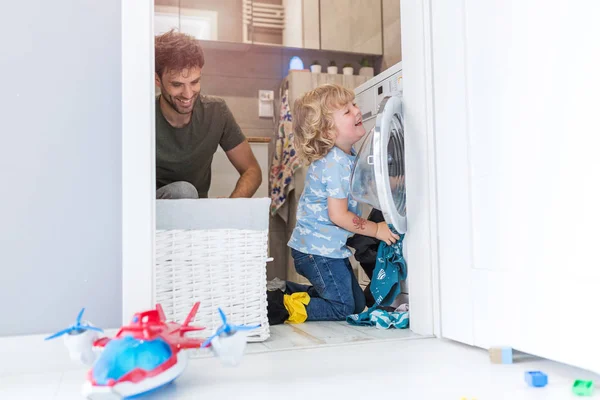 Pai Filho Carregando Máquina Lavar Roupa — Fotografia de Stock