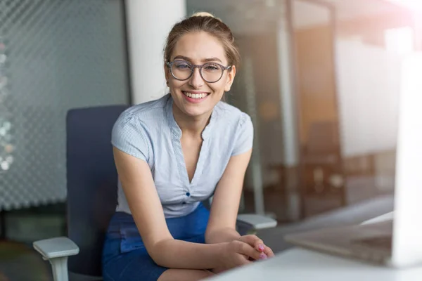 Portrait Confident Creative Businesswoman Office — Stock Photo, Image