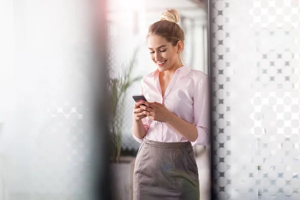 Ofiste Akıllı Telefon Kullanan Bir Kadını — Stok fotoğraf
