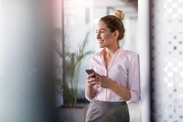 Geschäftsfrau Nutzt Smartphone Büro — Stockfoto