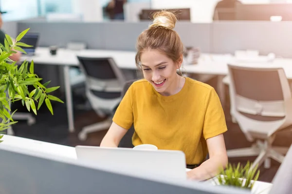 Joven Mujer Negocios Que Trabaja Ordenador Portátil Oficina —  Fotos de Stock