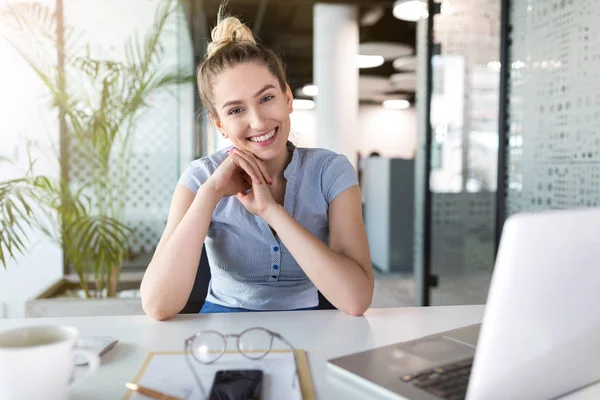 Porträt Einer Selbstbewussten Kreativen Geschäftsfrau Amt — Stockfoto