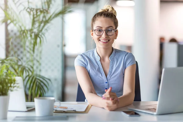 Porträt Einer Selbstbewussten Kreativen Geschäftsfrau Amt — Stockfoto