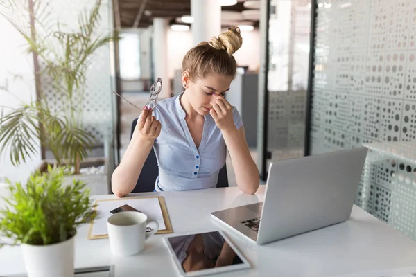 Cansada Mujer Negocios Estresada Ordenador Portátil Oficina — Foto de Stock