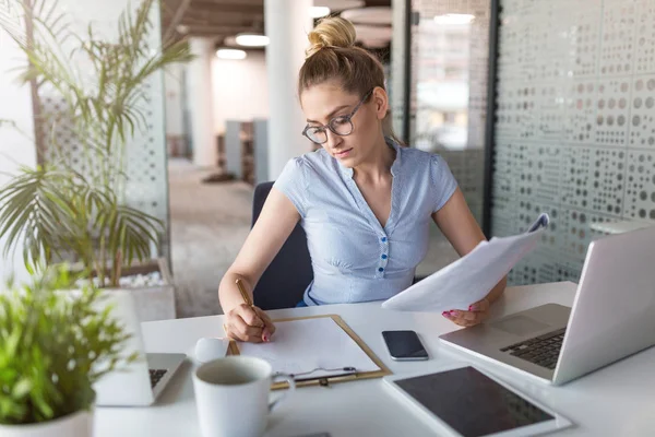 Joven Mujer Negocios Que Trabaja Ordenador Portátil Oficina — Foto de Stock