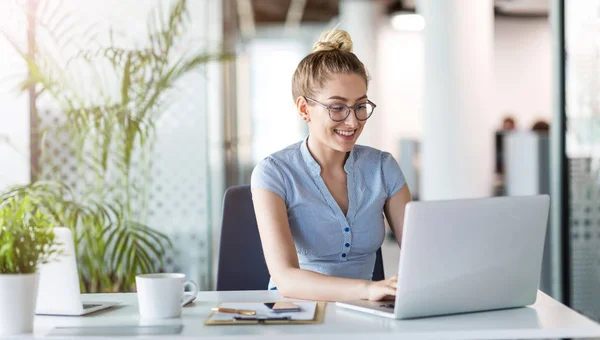 Ung Affärskvinna Arbetar Bärbar Dator Kontoret — Stockfoto