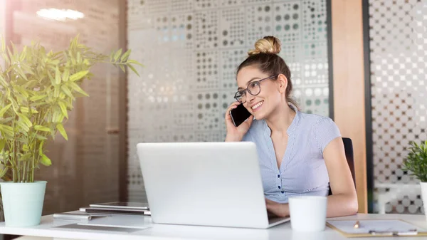 Genç Kadını Ofiste Dizüstü Bilgisayarla Çalışıyor — Stok fotoğraf