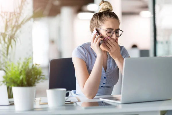 Müde Geschäftsfrau Gähnt Amt — Stockfoto