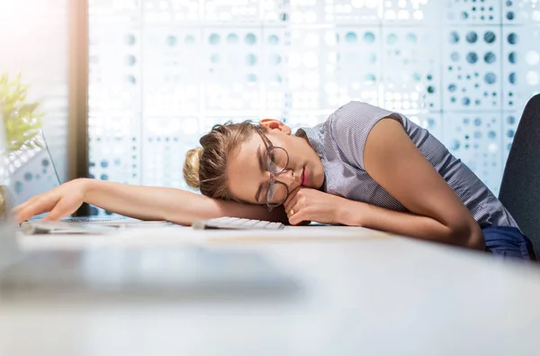 Mujer Negocios Cansada Bostezando Oficina —  Fotos de Stock