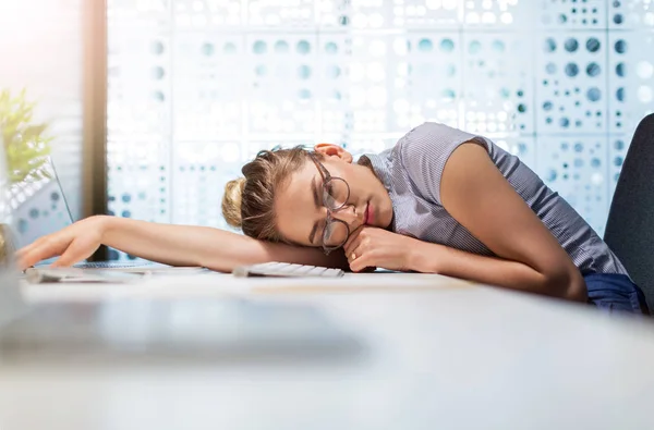 Vermoeide Zakenvrouw Geeuwen Kantoor — Stockfoto