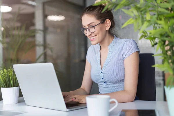 Young Business Woman Working Laptop Office — Stock Photo, Image