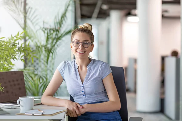 Porträt Einer Selbstbewussten Kreativen Geschäftsfrau Amt — Stockfoto