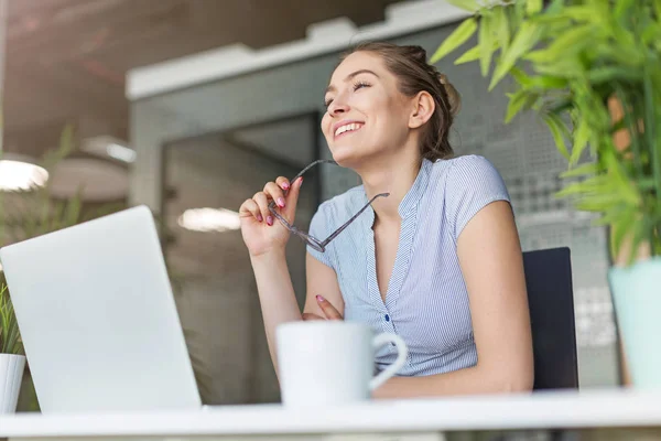 Junge Geschäftsfrau Arbeitet Büro Laptop — Stockfoto