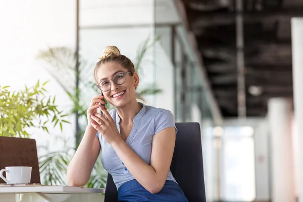 Geschäftsfrau Nutzt Smartphone Büro — Stockfoto