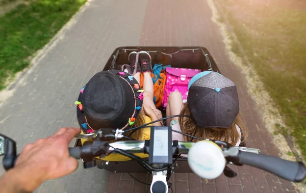 貨物バイクに乗る子供たち — ストック写真