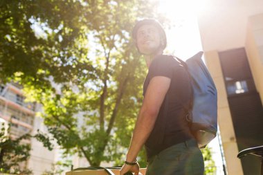 Bir kargo bisikleti üzerinde bir teslimat yapma Bisiklet haberci