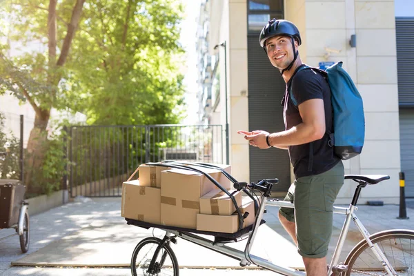 Mensajero Bicicleta Haciendo Una Entrega Una Bicicleta Carga — Foto de Stock