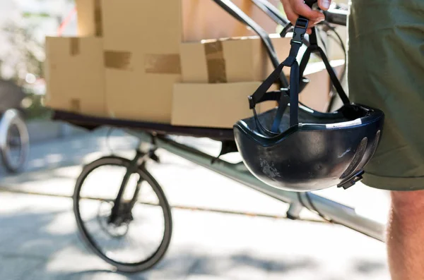 Messager Vélo Effectuant Une Livraison Sur Vélo Cargo — Photo