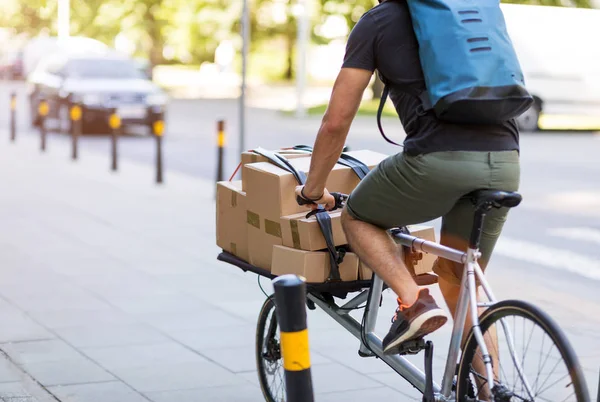 Messaggero Biciclette Che Effettua Una Consegna Una Bici Carico — Foto Stock