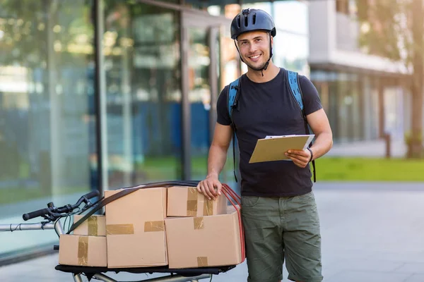 Messaggero Biciclette Che Effettua Una Consegna Una Bici Carico — Foto Stock