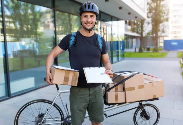 Messaggero Biciclette Che Effettua Una Consegna Una Bici Carico — Foto Stock