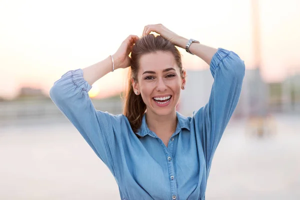 Portrait Girl Rooftop Enjoying Sunset — Stock Photo, Image